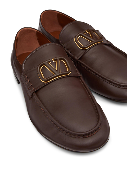 حذاء سهل الإرتداء بشعار V جلد